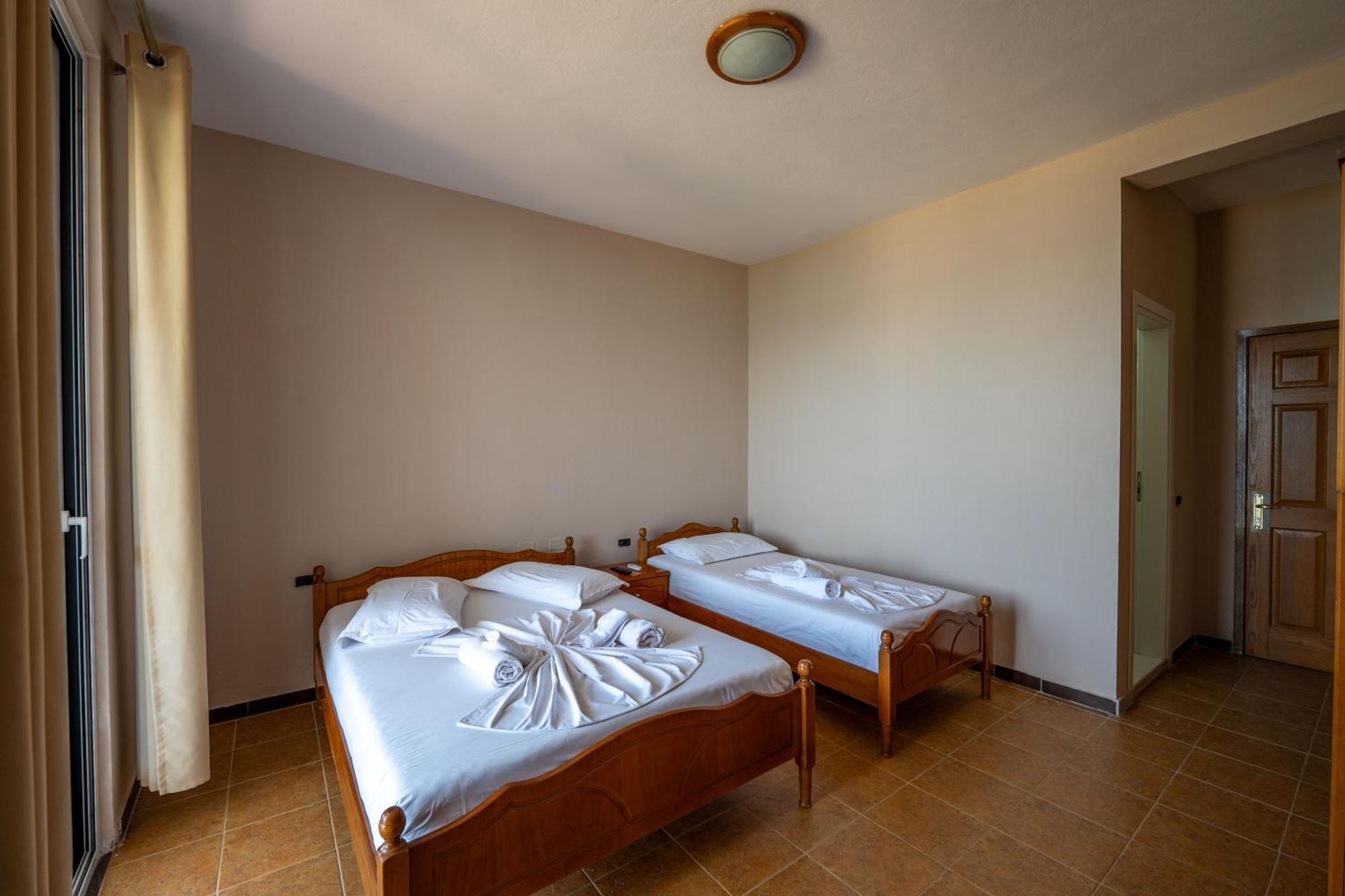 Hotel Nika Radhimë المظهر الخارجي الصورة