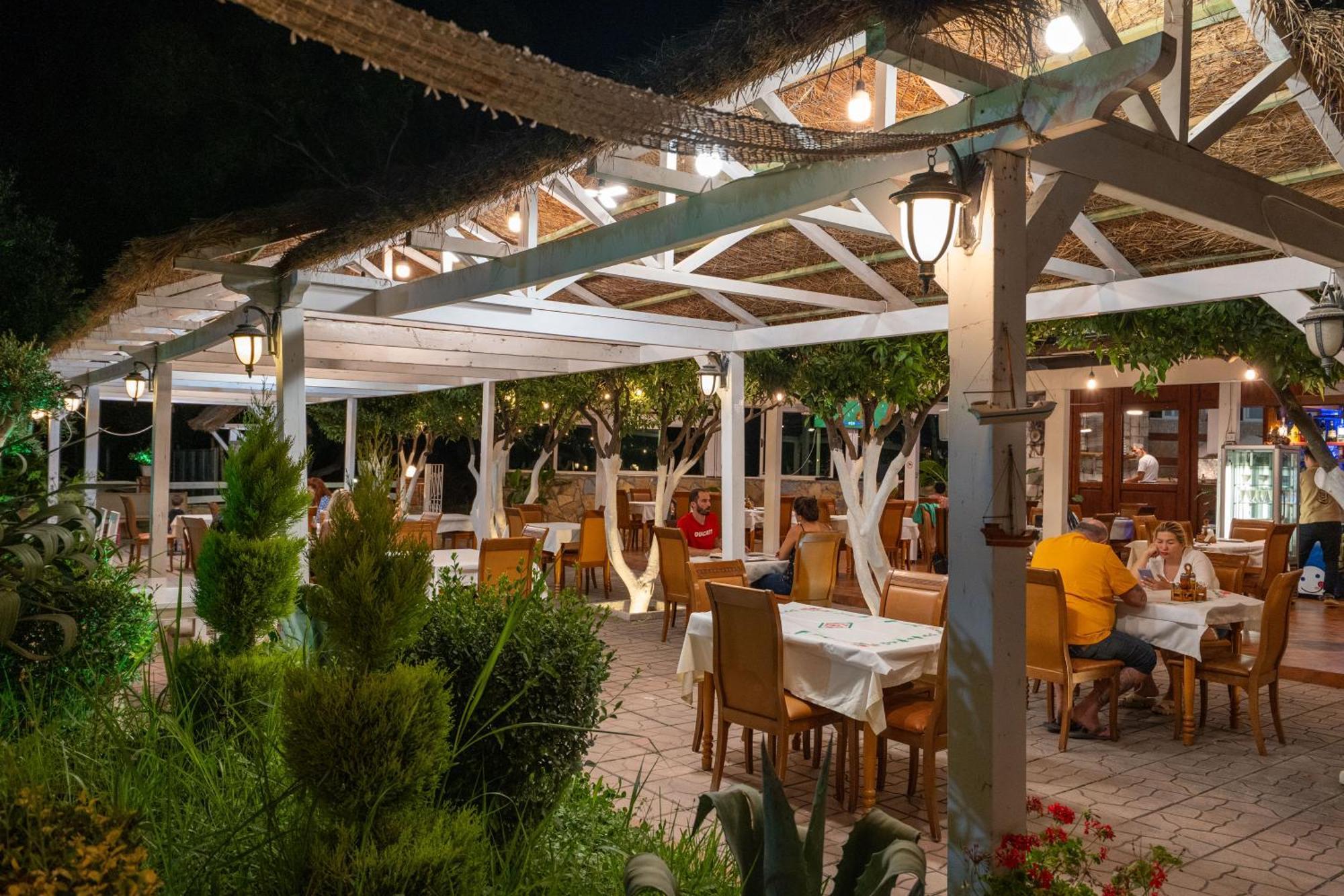 Hotel Nika Radhimë المظهر الخارجي الصورة