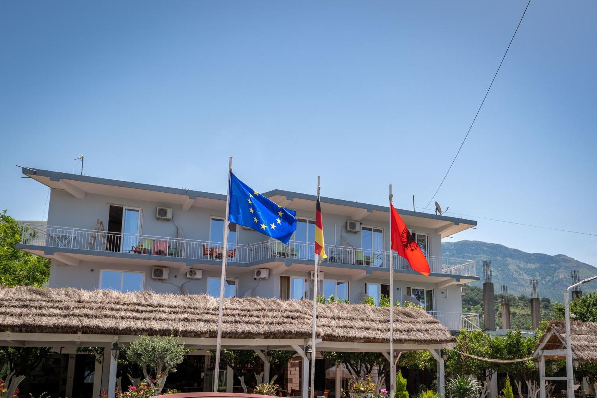 Hotel Nika Radhimë المظهر الخارجي الصورة